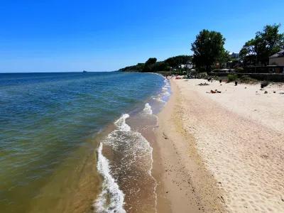 Piaszczysta plaża w Mechelinkach z widokiem na Zatokę Pucką