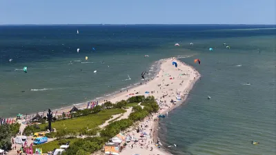 Plaża Rewa Południowa od strony Gdyni z płytką zatoką