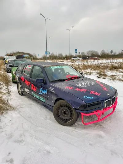 Driftowe BMW E36 zaparkowane na ośnieżonym placu podczas zawodów driftowych w okolicy Kosakowa