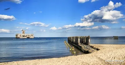 Plaża w Babich Dołach z drewnianym ostrogą i ruinami torpedowni Hexengrund w tle