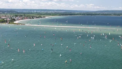 Plaża Rewa Północna od strony Pucka — szeroka piaszczysta plaża i Zatoka Pucka