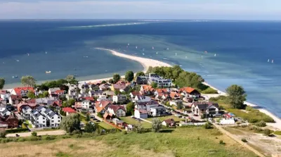 Plaża i płytka woda w Rewie — popularne miejsce windsurfingu i kitesurfingu