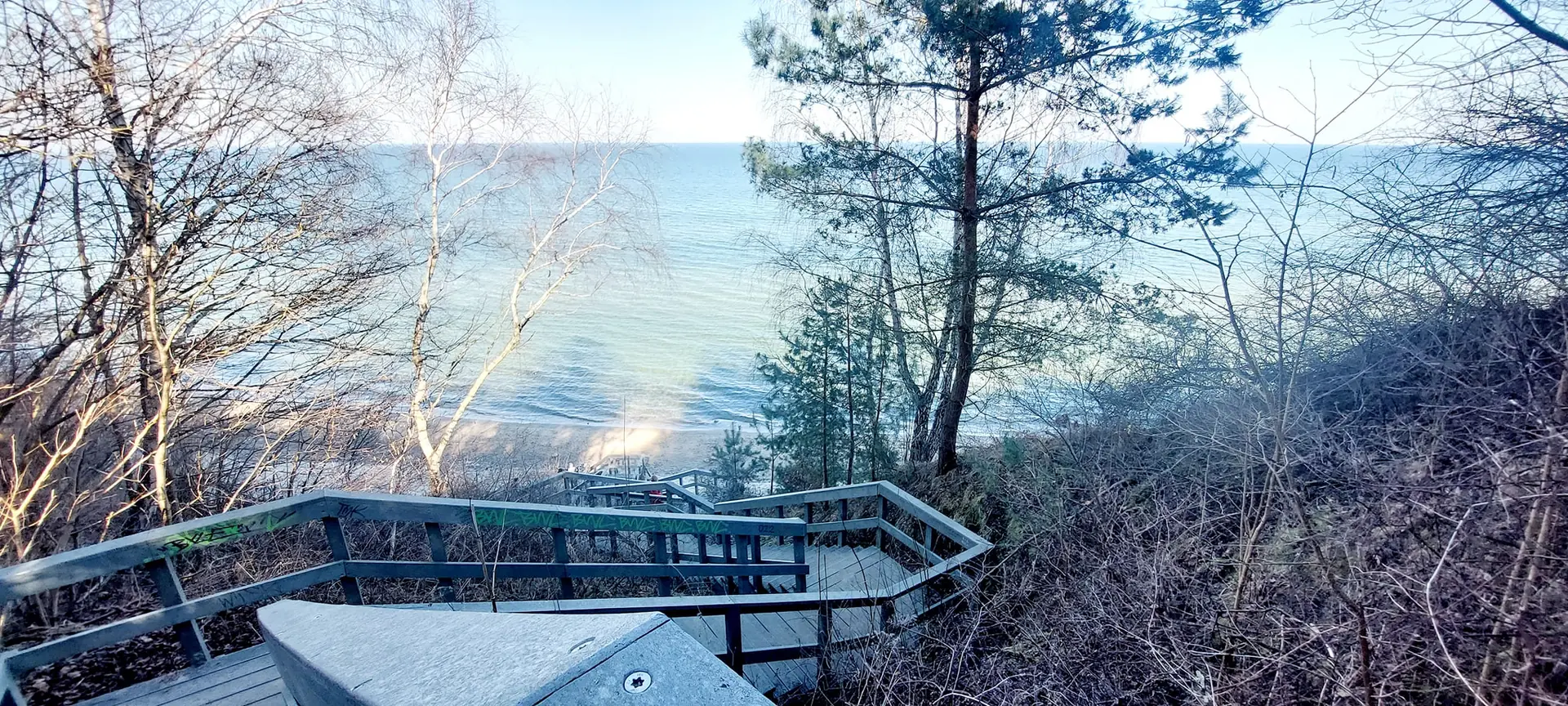 Panorama Mechelinek jesienią — szeroki widok na Zatokę Pucką i Półwysep Helski w tle