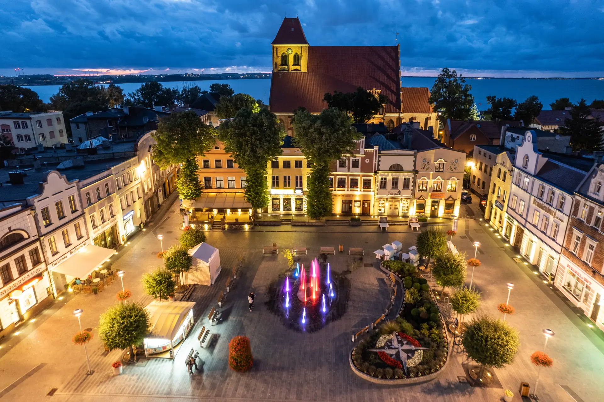 Stary Rynek w Pucku z zabytkowymi kamieniczkami i ratuszem