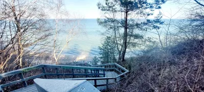 Panorama Mechelinek jesienią — szeroki widok na Zatokę Pucką i Półwysep Helski w tle