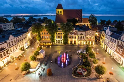 Stary Rynek w Pucku z zabytkowymi kamieniczkami i ratuszem